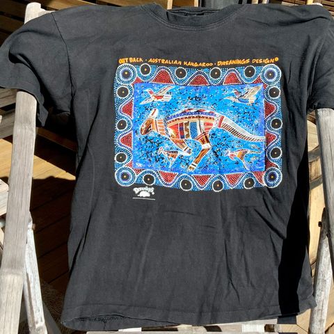T-skjorte med motiv fra aboriginere i Australia