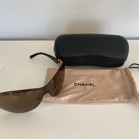 Chanel solbriller modell 4144 med Chanel-logo og brilleetui