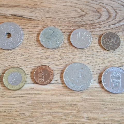 Mynt fra forskjellige land selges samlet