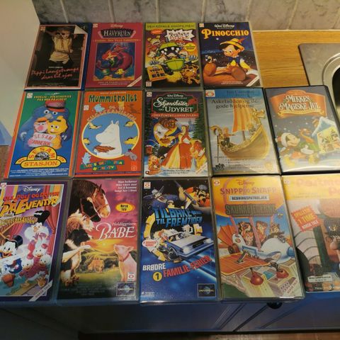 14 barnefilmer på VHS-kassetter