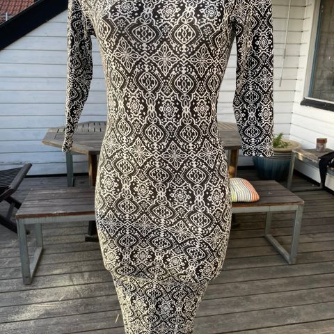 Tettsittende lang kjole, 36, svart hvit mønster, lange ermer