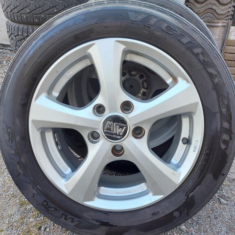 Fine alu felger med sommerdekk 185/65R15