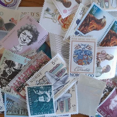 200 postfriske frimerker pålydende Kr. 5, sendes fraktfritt