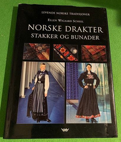 Ellen Wigaard Scheel - Norske drakter. Stakker og bunader (2003)