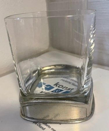 Vintage glass med tinn i bunnen.