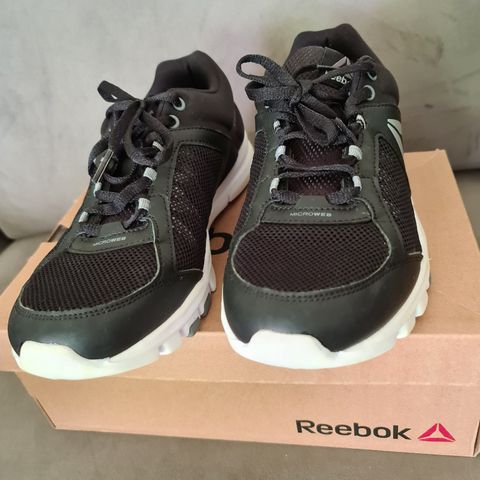 Reebok svart/hvit sko str 40 ny