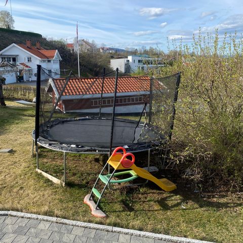 Stor trampoline med sikkerhetsnett