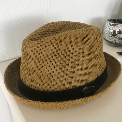 Hatt. Brun / beige farge. Omkrets innermål: ca 57 cm