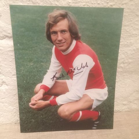 Arsenal - Bob McNab signert 20x25 cm fotografi med COA