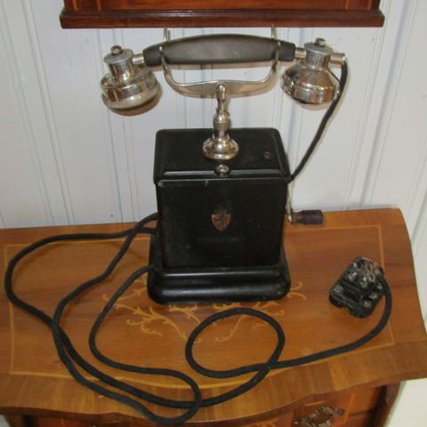 Rikstelefon 1918. Veggtelefon  fra Krogenæs. Bord telefon.