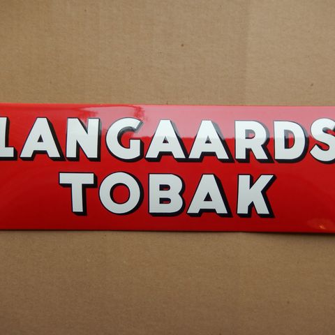 LANGAARDS TOBAK. EMALJESKILT. EMALJE. SKILT. TOBAKK. EMALJERT. EMALJE SKILT.