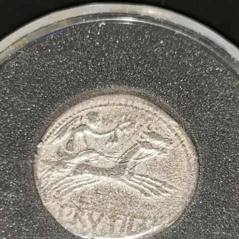 Romersk sølvmynt (Silver Denarius from the Roman Republic 77 BC)