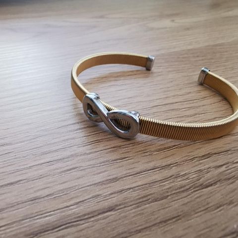 Armbånd med evighetstegn