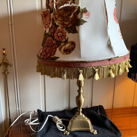 Vintage lampe med løveføtter