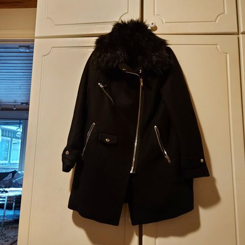 Nydelig ny svart ullkåpe / ulljakke fra Zara med pels 75 % ull