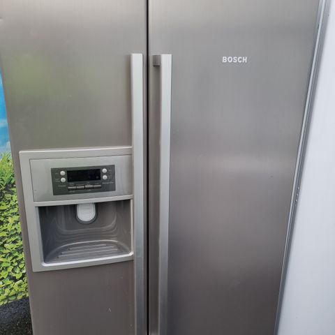 Bosch side by side kjøleskap med vann og isbiter. GRATIS FRAKT I OSLO