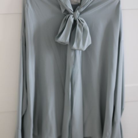 Ny CHLOE skjorte/blusei silke, blå, mainline (Ny pris: 7999 kr)