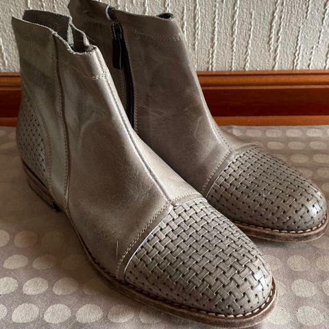 Ny/ubrukt boots/skolett , italiensk design str 36