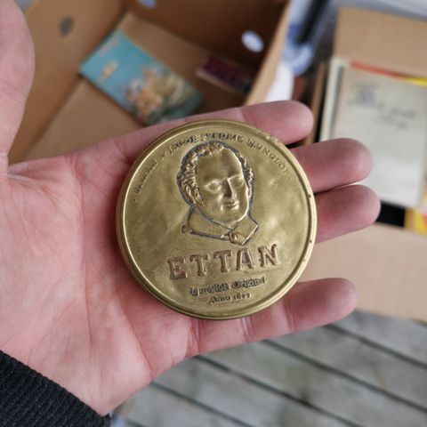 "Ettan" snusdåselokk i metall