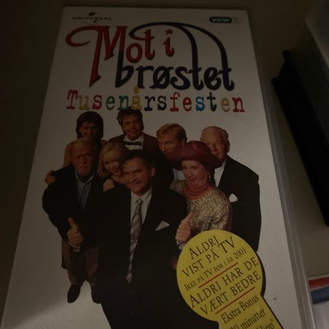 vhs. Mot i brøstet. Vhs