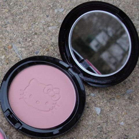 MAC Hello Kitty Beauty Powder blush i farge Pretty Baby