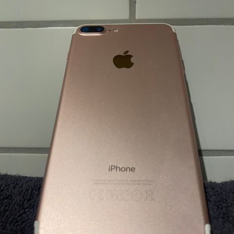 Rose gold iPhone 7 pluss 128 gb. Defekt høytaler må bytte høytaler og batteriet!
