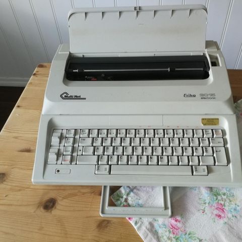Helt inntakt elektrisk skrivemaskin fra slutten av 80-tallet.