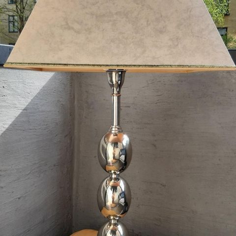 Kjempestor sølv bordlampe med nydelig skjerm