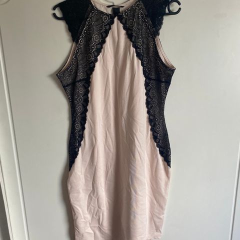 Ubrukt kjole - 1 rosa/svart og 1 helt svart
