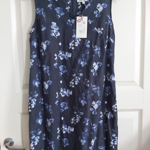 100% LINEN. Nydelig mørk blå blomstret kjole. MARIE PHILIPPE.