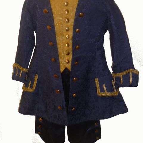 Dress til gutt  i 1700-1800 talls stil 4 år med frakk, vest og nikkers.