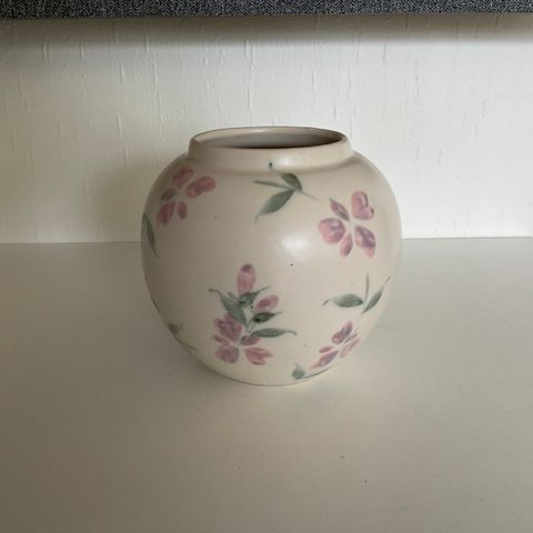 Flott vintage vase, håndmalt og signert