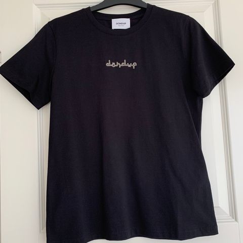 DONDUP , italiensk design, flott merke.. sort  T-skjorte koster 1800 i butikk