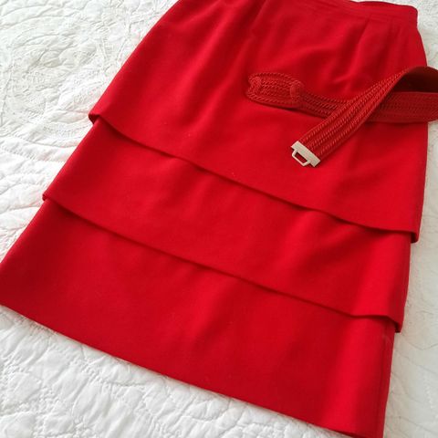 A Lady in Red! 1980 talls Vintage Design, Louis Feraud skjørt!
