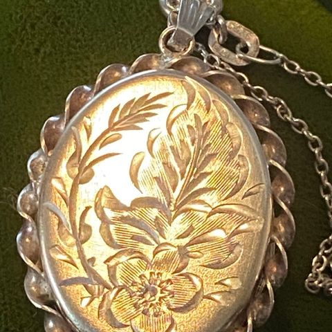 Antikk-Vintage gravert  sølvmedaljong (flere britiske smykkestempler)