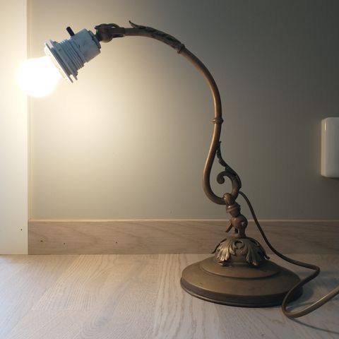 Fin antikk bordlampe