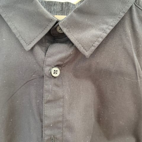 sort skjorte