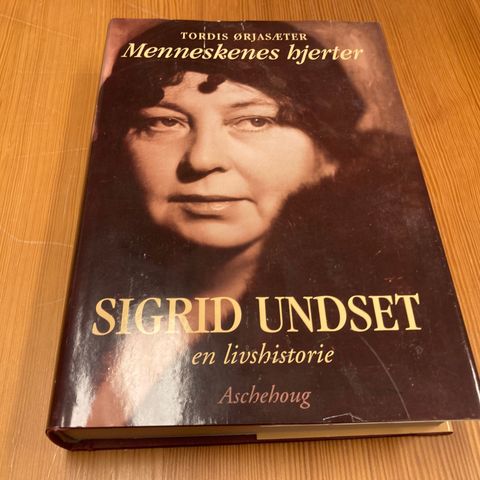 Tordis Ørjasæter : MENNESKENES HJERTER - SIGRID UNDSET - EN LIVSHISTORIE