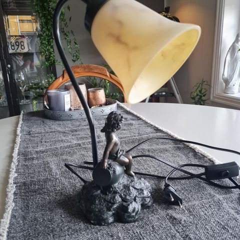 Lampe i jugendstil med alabast skjerm selges