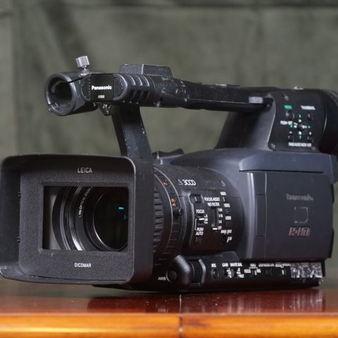 UTLEIE Panasonic P2HD Solid-State videokamera med mikrofoner