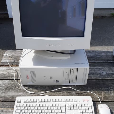 Strøken Compaq Deskpro EP series fra 90-tallet inkl original skjerm.