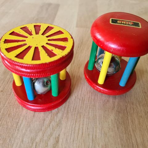 Retro Brio leker i tre med bjelle