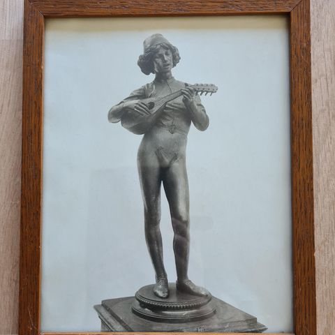Eldre foto av skulpturen Chanteur florentin formgitt av
Paul Dubois