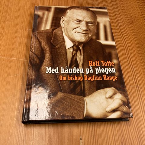 Rolf Tofte : MED HÅNDEN PÅ PLOGEN - OM BISKOP DAGFINN HAUGE