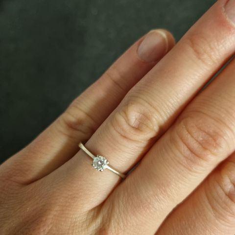 Ring hvitt gull m/diamant