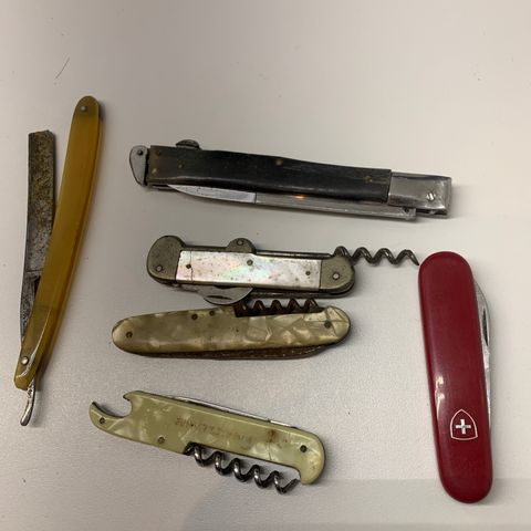 Diverse lommekniver og barberkniver