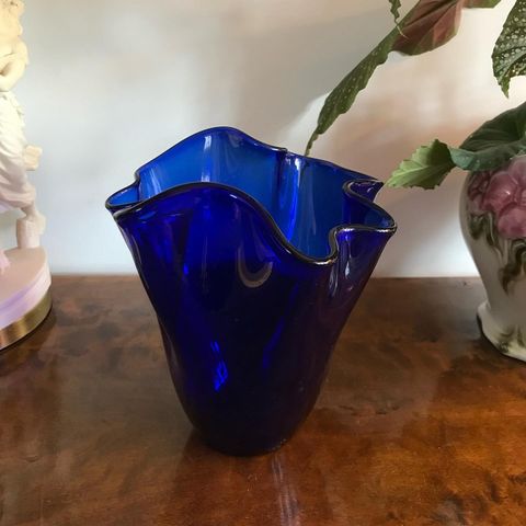 Flott, bølgete, koboltblå vase
