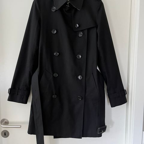 Burberry trench coat, strl. UK 4, farge: svart. Som ny