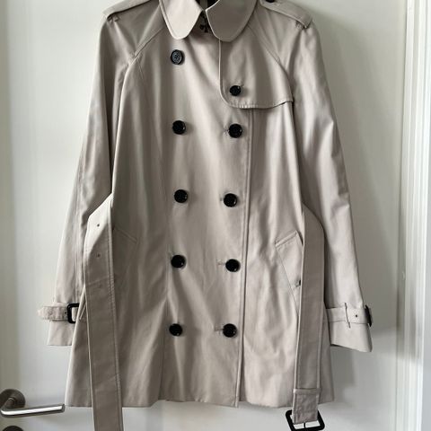 Burberry trench coat, strl. UK 4, farge: soft taupe. Som ny