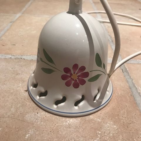 Lampe i keramikk selges kr 100